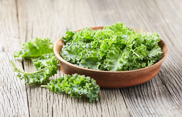 Kale kool op houten achtergrond — Stockfoto