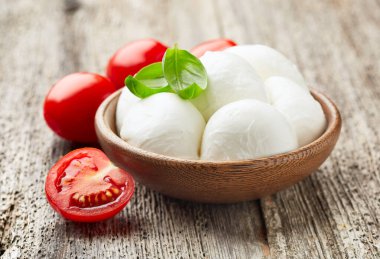 Tahtada domates ve fesleğen yapraklı Mozzarella.