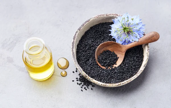 Gri Arkaplanda Nigella Sativa Çiçeği Olan Siyah Kimyon Tohumları — Stok fotoğraf