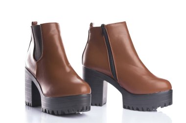 Bahar ya da sonbahar giysileri için tıknaz topuklu klasik kahverengi çizmeler, beyaz arka planda izole edilmiş. 