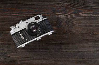 Ahşap bir arka planda eski bir kamera. 