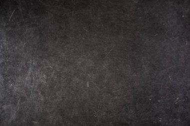 Gri, pis bir yüzey üzerindeki çizikler. 