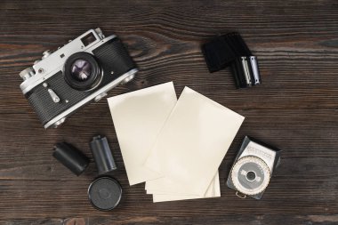 Klasik kamera, film, fotoğraf kağıdı ve ışık ölçer. 
