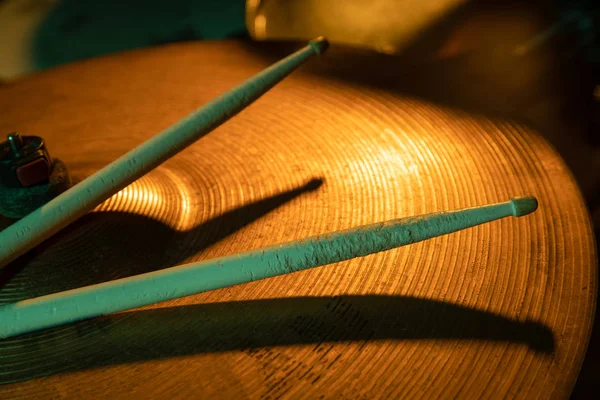 Drum sticks and cymbals, studio shot — Stock Photo, Image