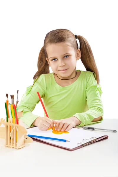 Belle petite fille à la table avec crayon isolé — Photo