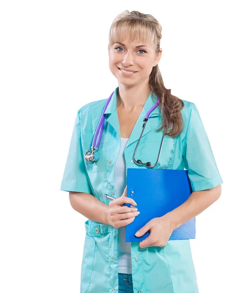 Medico femminile con appunti sorridente guardando la fotocamera isolata — Foto Stock