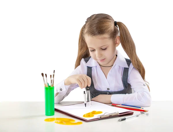 Маленька молода дівчинка з компасом за столом — стокове фото