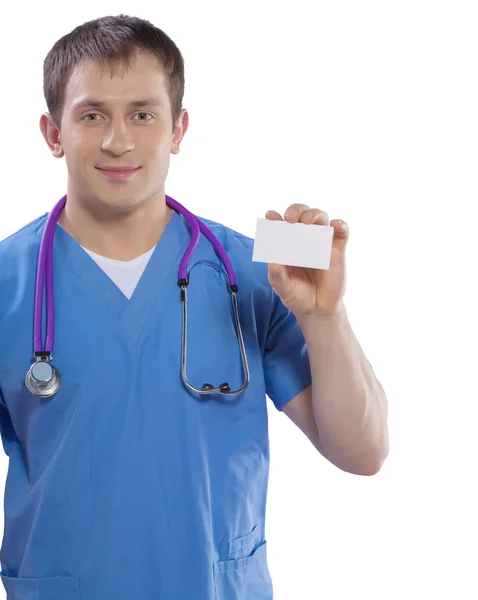 Um jovem médico demonstrando cartão branco isolado — Fotografia de Stock
