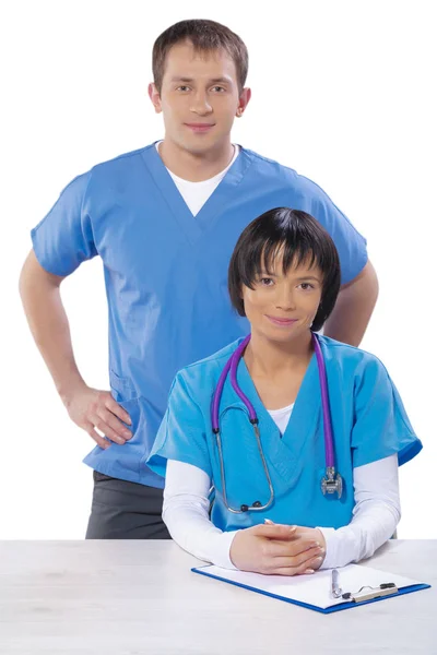 Médico masculino y femenino mirando a la cámara aislada — Foto de Stock