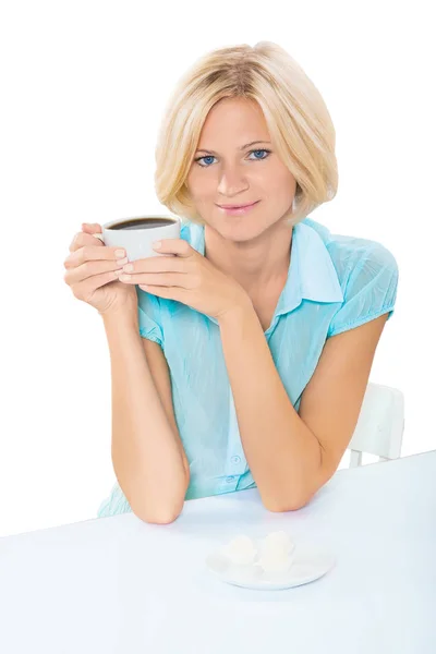 Beautiful blonde with short hair sitting at the table with cup o — Stock Photo, Image