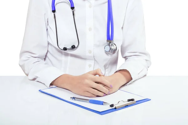 Mãos médicas femininas na mesa branca isolada — Fotografia de Stock