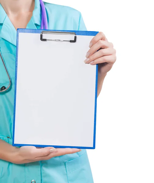 Muito de perto ver as mãos do médico feminino segurando prancheta com — Fotografia de Stock