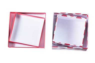 Dizi boş kırmızı hediye kutusu beyaz izole