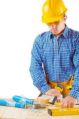 Genç bir işçi yakınındaki izole çalışma tablosu