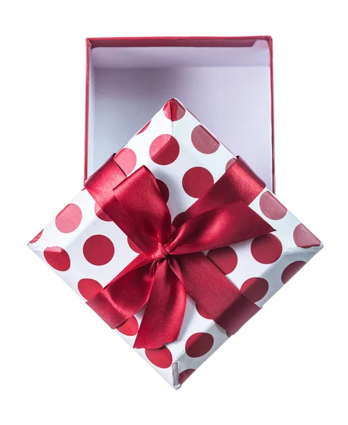 Geöffneter roter Geschenkkarton isoliert auf weiß — Stockfoto