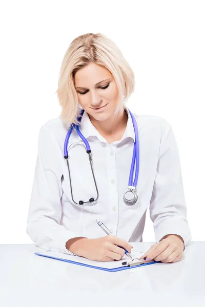 Atractiva doctora sentada y escribiendo aislada — Foto de Stock