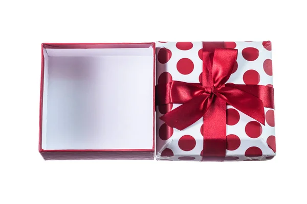 Прикрашена відкрита червона подарункова коробка ізольована на білому — стокове фото