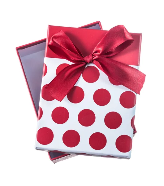 Открытая красная коробка подарка с лентой, изолированной на белом — стоковое фото