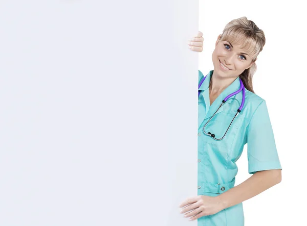 Vackra leende kvinnliga läkare nära vita plakatet för din — Stockfoto