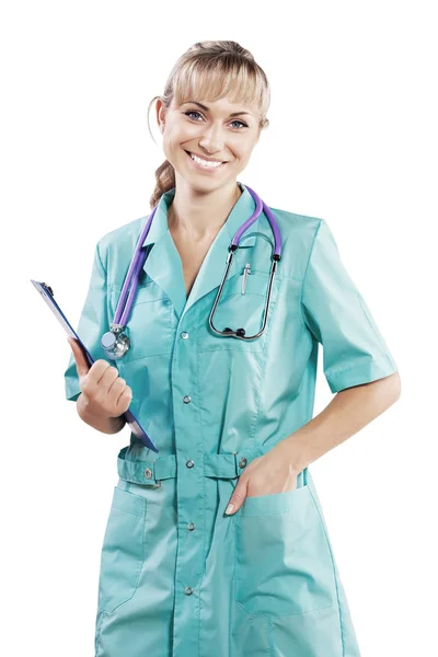 Vackra leende kvinnliga läkare håller Urklipp tittar på cam — Stockfoto