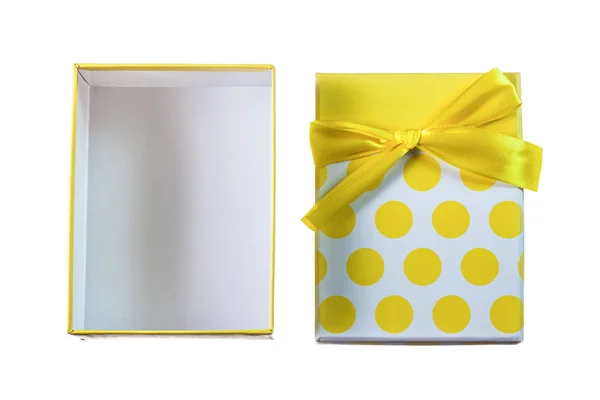 เปิดกล่องของขวัญสีเหลืองที่มีริบบิ้นแยกจากสีขาว — ภาพถ่ายสต็อก