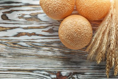 Ekmek buğday kulaklara vintage ahşap yüzey