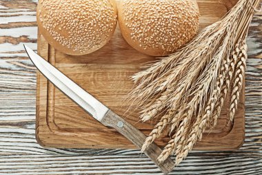 Yönetim Kurulu ekmek çavdar kulakları bıçak ahşap yüzey üzerinde oyma