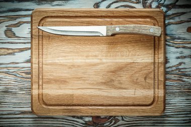 Ahşap yüzey üzerinde kurulu bıçak