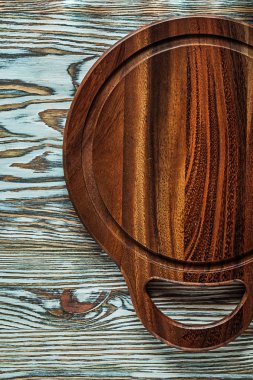 Ahşap yüzey üzerinde yuvarlak oyma pano