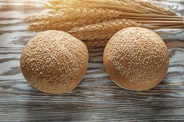 Taze ekmek buğday kulaklara ahşap yüzey
