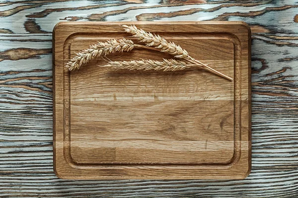 Carving board žito uši na dřevěný povrch — Stock fotografie