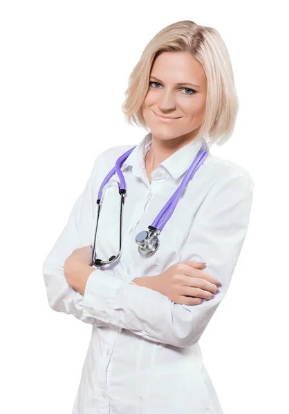 Hermosa joven doctora con los brazos cruzados de pie sonriendo — Foto de Stock