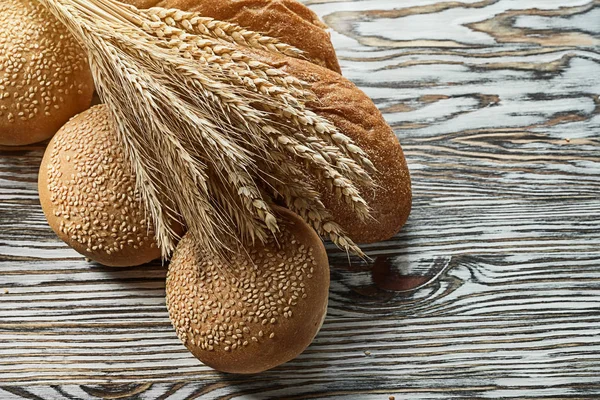 Pão fresco orelhas de centeio pão longo na superfície de madeira — Fotografia de Stock