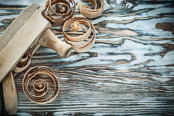 Planer shaving chips on wooden board — Stock Photo, Image