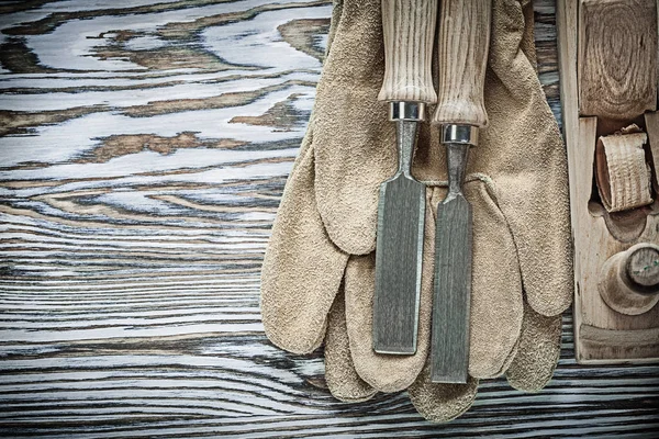 Läder säkerhet handskar firmer stämjärn hyvel på träskiva — Stockfoto