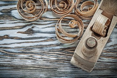 Tıraş uçak cips ahşap tahta üzerinde planlama