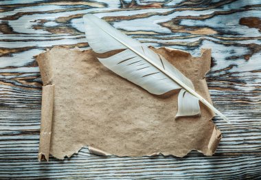 Vintage kağıt kaydırma tüy ahşap tahta üzerinde