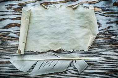 Vintage kağıt rulo quill ahşap tahta üzerinde