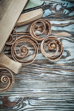 Ahşap tahta üzerinde uçak planlama cips tıraş seti