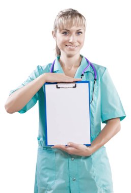 Holding ve clipbo gösteren güzel gülümseyen kadın doktor