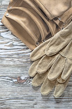 Deri emniyet eldiven İnşaat ahşap tahta üzerinde