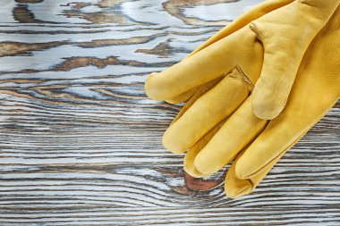 Ahşap tahta üzerinde deri koruyucu eldivenler