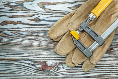 Deri Emanet eldiven marangoz kavrama ahşap tahta üzerinde