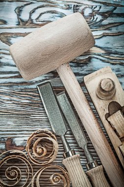 Götürü çekiç cips ahşap tahta üzerinde planlama planer keskiler