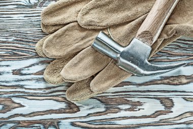 Deri Emanet eldiven pençe çekiç ahşap tahta üzerinde