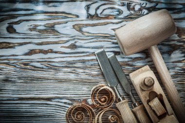 Götürü çekiç kıvrılmış planya talaşı ahşap tahta üzerinde keskiler