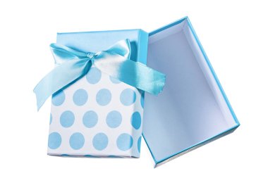 Beyaz izole el yapımı mavi hediye kutusu açıldı