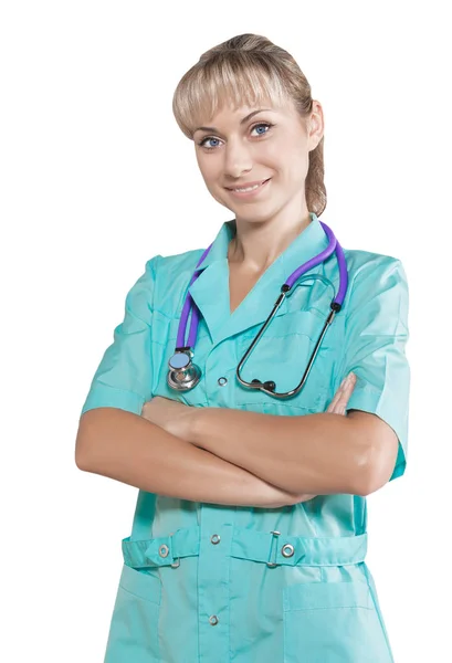 Médico feminino com braços cruzados sorrindo e olhando para a câmera é — Fotografia de Stock