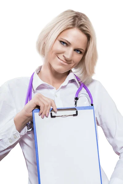 Bella bionda medico femminile in possesso e dimostrando clipboa — Foto Stock
