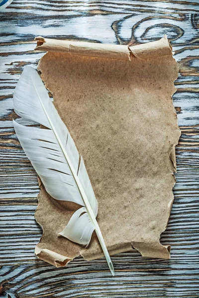 Quill pergaminho vintage em tábua de madeira — Fotografia de Stock